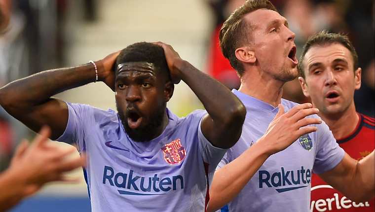 El defensa del Barcelona Samuel Umtiti (i) y el neerlandés Luuk de Jong (d) reacciona en el partido ante Osasuna en El Sadar. (Foto Prensa Libre: AFP)