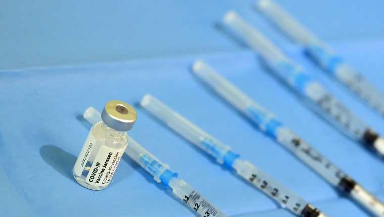 
Un comité de EE. UU. recomendó priorizar las vacunas anticovid de Pfizer y Moderna sobre la de Johnson & Johnson. (Foto Prensa Libre: AFP)

