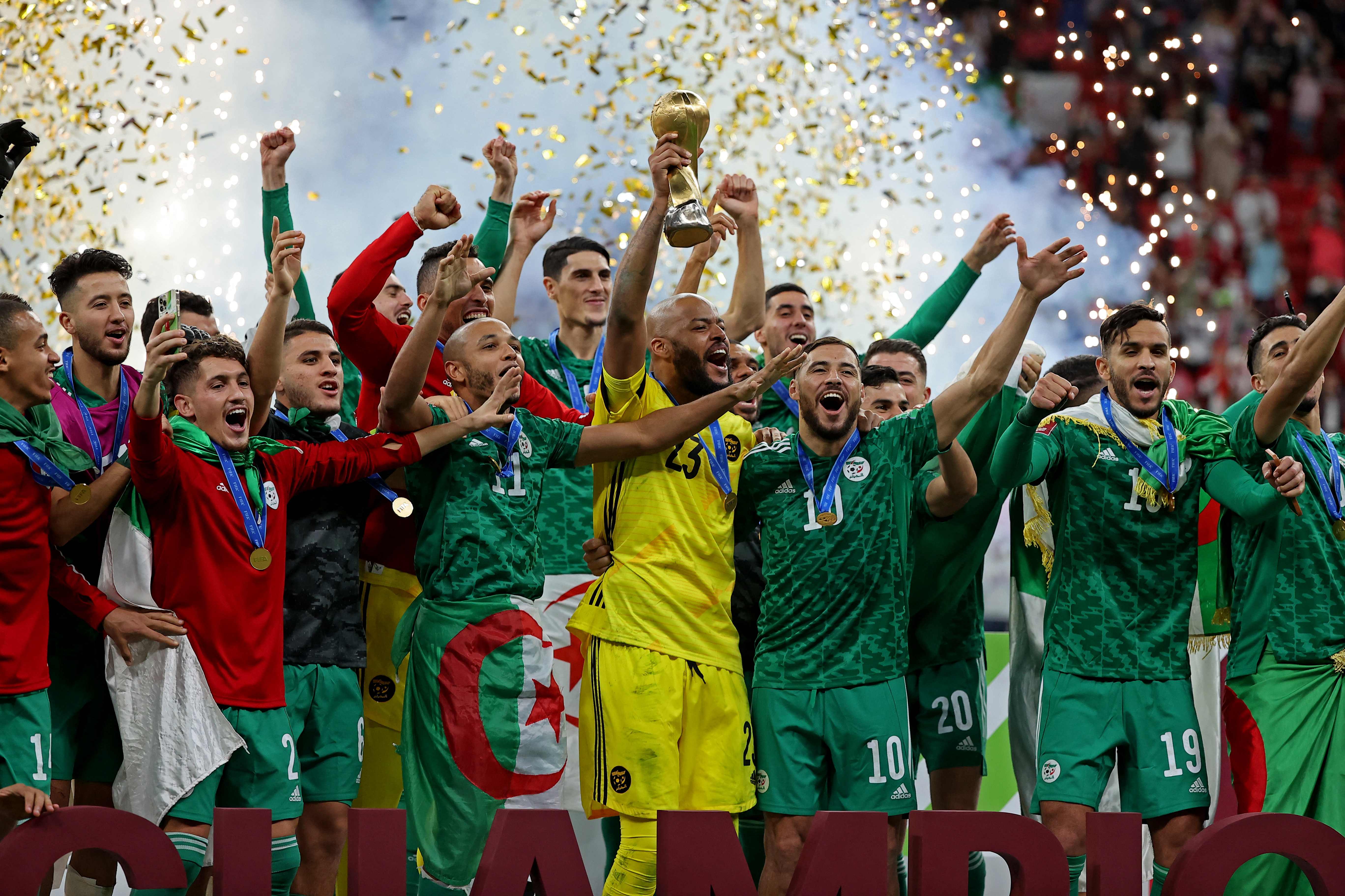 Los jugadores de Algeria festejan tras ganar la final de la FIFA Arab Cup 2021. (Foto Prensa Libre: AFP)