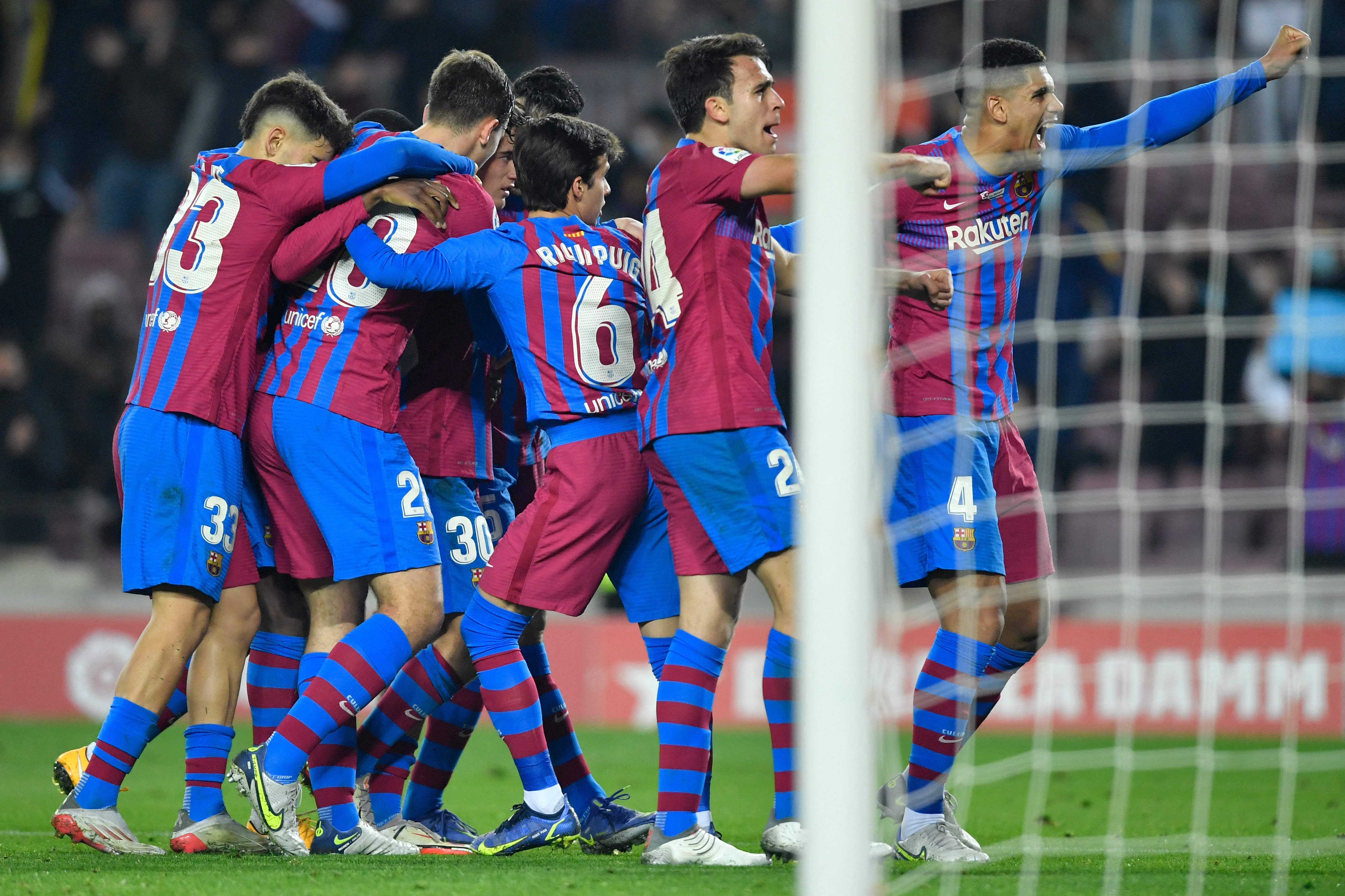 Los jugadores del Barcelona celebrando con Nico Gonzalez el último gol al Elche CF en el Camp Nou. (Foto Prensa Libre: AFP)