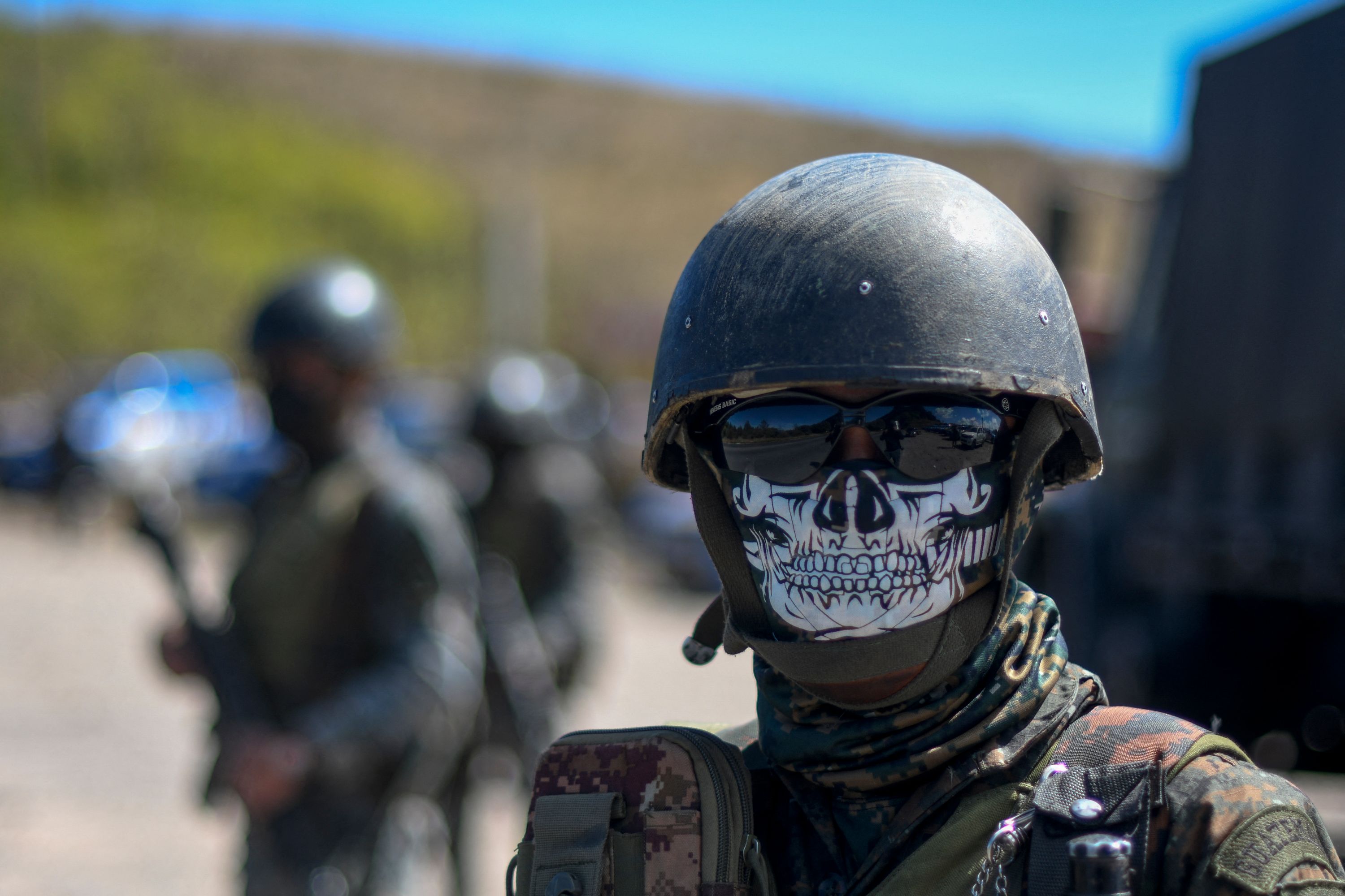 Las fuerzas de seguridad fueron atacadas por pobladores de Nahualá, Sololá, lo que motivó que salieran del pueblo en pleno estado de Sitio. En la foto uno de los soldados que formaba parte del contingente destacado a la zona de conflicto. (Foto Prensa Libre: AFP)