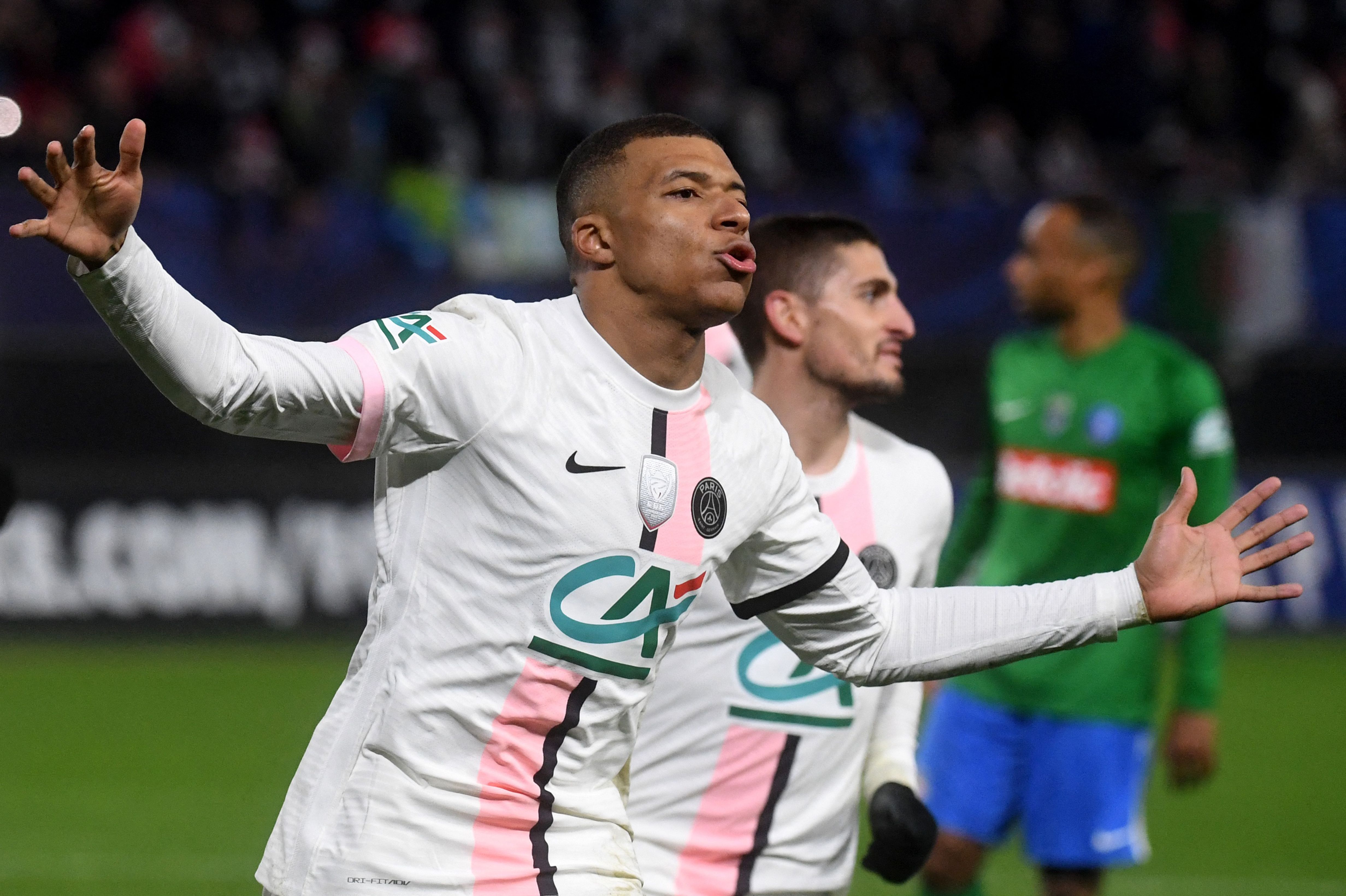 El goleador del PSG Kylian Mbappe celebra después de anotarle al Feignies-Aulnoye (N3). (Foto Prensa Libre: AFP)