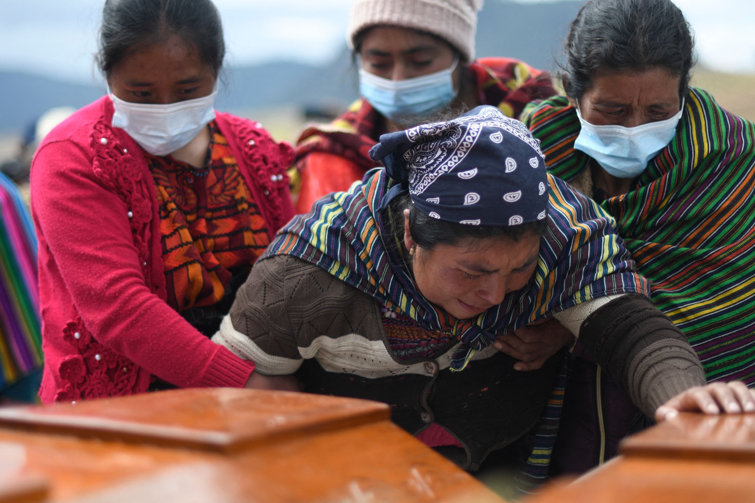 El conflicto entre Nahualá y Santa Catarina Ixtahuacán ha dejado decenas de muertos con la consecuentes secuelas de dolor. (Foto Prensa Libre: AFP)