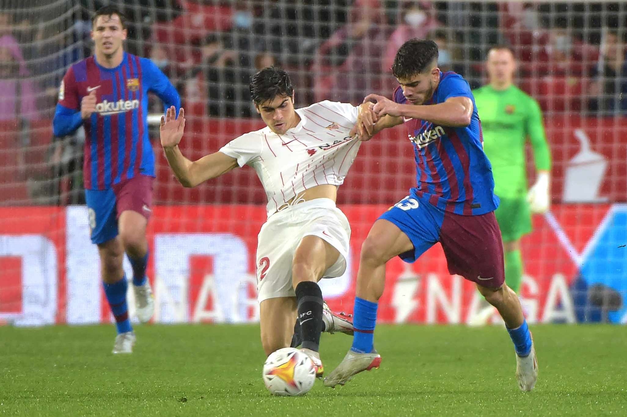 Sevilla's Spanish midfielder Juan Luis Sanchez Velasco (L) vies with Barcelona's Moroccan forward Abde Ezzalzouli during the Spanish league football match between Sevilla FC and FC Barcelona at the Ramon Sanchez Pizjuan stadium in Seville on December 21, 2021. (Photo by CRISTINA QUICLER / AFP)