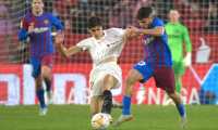 Sevilla's Spanish midfielder Juan Luis Sanchez Velasco (L) vies with Barcelona's Moroccan forward Abde Ezzalzouli during the Spanish league football match between Sevilla FC and FC Barcelona at the Ramon Sanchez Pizjuan stadium in Seville on December 21, 2021. (Photo by CRISTINA QUICLER / AFP)