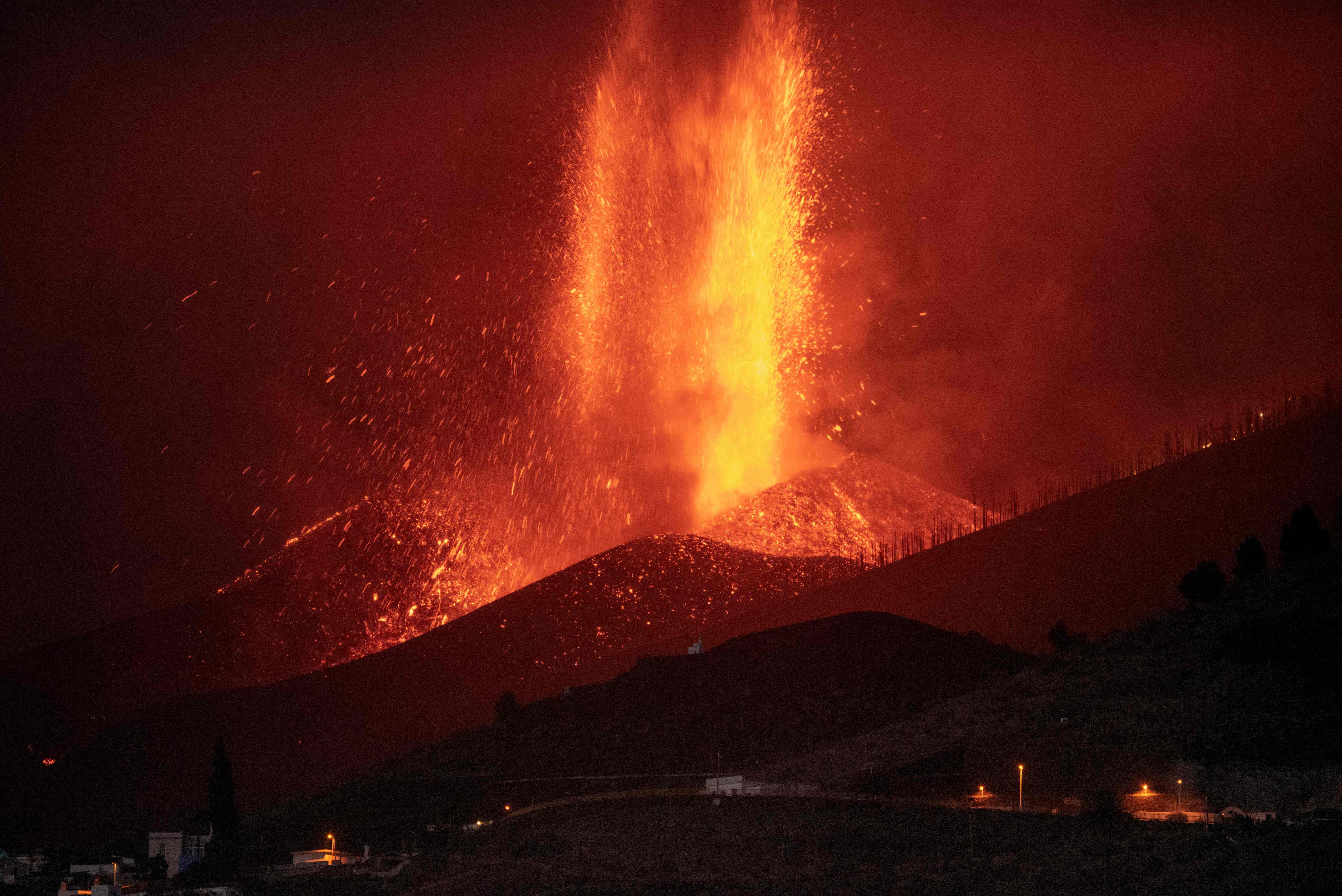  Es previsible que el frente de lava, que avanza a unos 700 metros por hora, alcance el mar esta tarde. (Foto Prensa Libre: AFP)