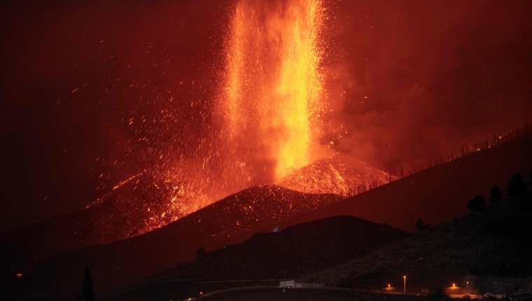  Es previsible que el frente de lava, que avanza a unos 700 metros por hora, alcance el mar esta tarde. (Foto Prensa Libre: AFP)