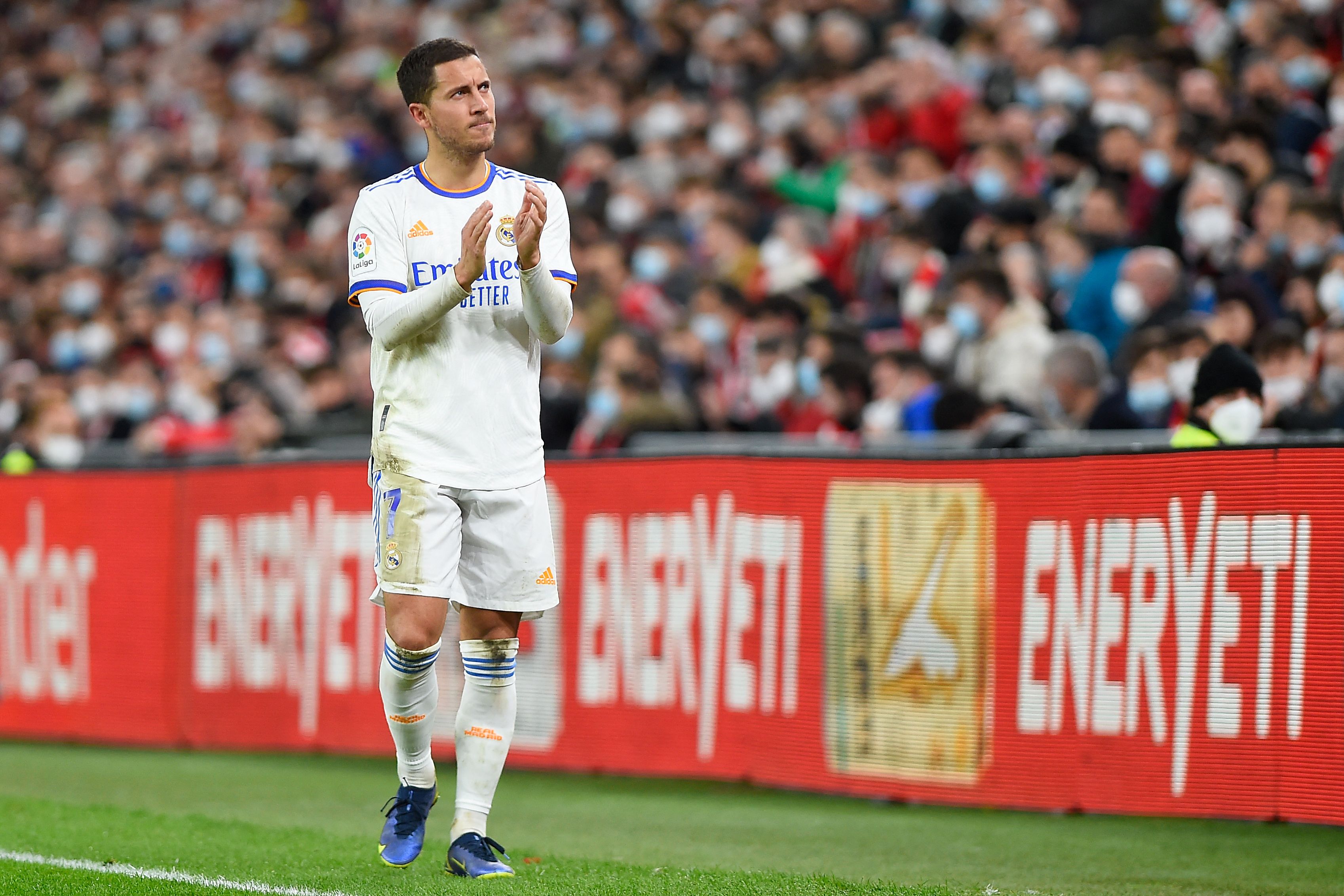 El delantero del Real Eden Hazard agradece el apoyo de sus aficionados en el duelo ante el Athletic Club Bilbao en el Estadio de San Mamés. (Foto Prensa Libre: AFP)