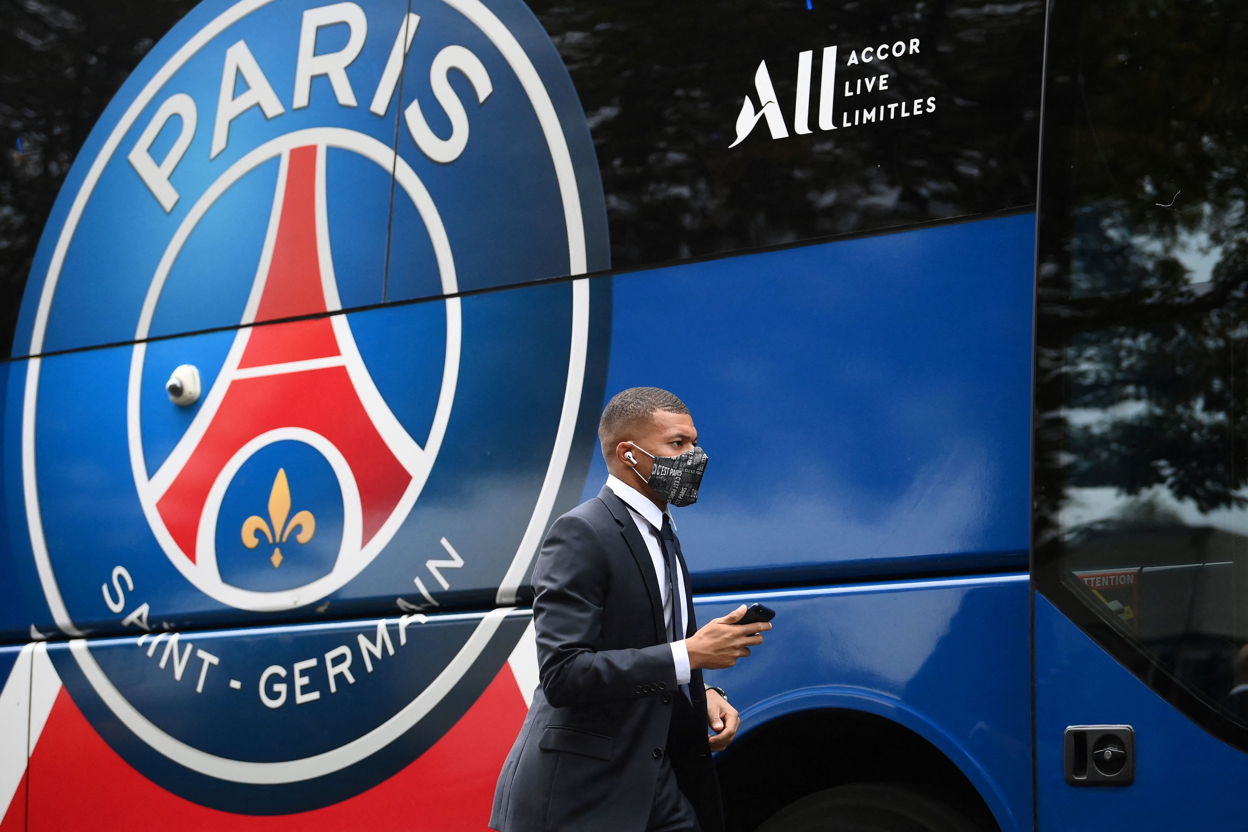 El delantero del Paris Saint-Germain Kylian Mbappe antes de enfrentarse Olympique Lyonnais en el Parc des Princes. (Foto Prensa Libre: AFP)