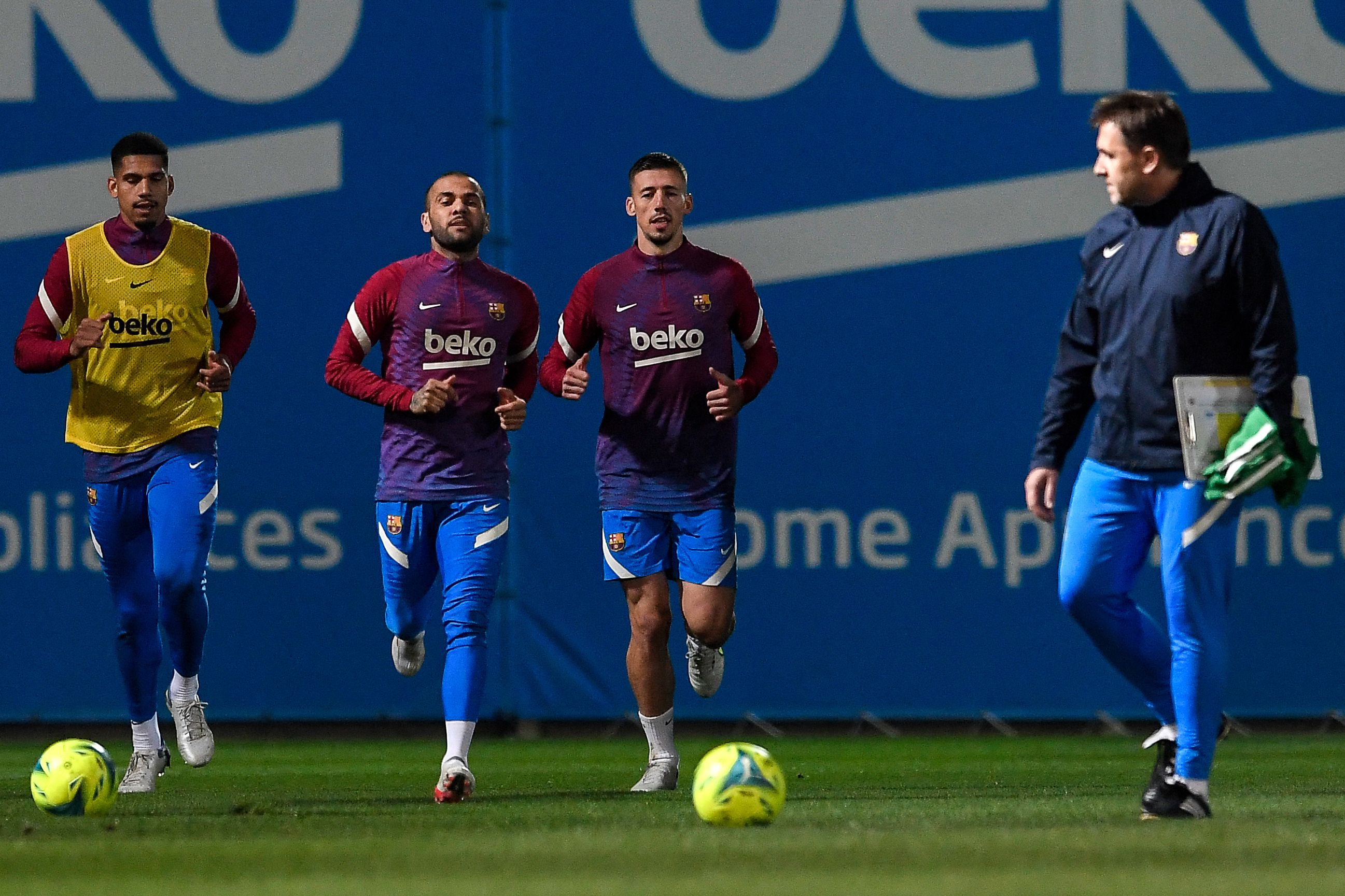 Los jugadores del FC Barcelona Ronald Araujo, Dani Alves y Clement Lenglet en el entreno previo a enfrentar al RCD Espanyol. (Foto Prensa Libre: AFP)