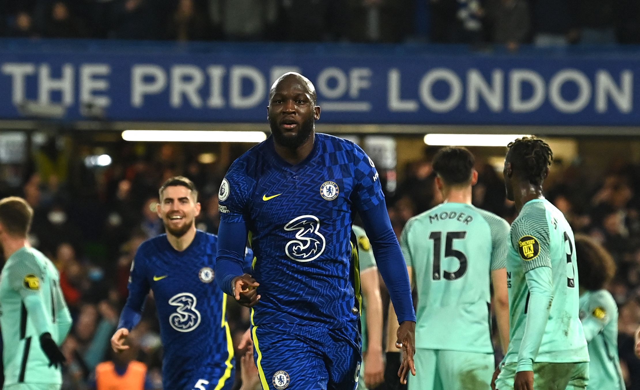 El delanero belga del Chelsea Romelu Lukaku celebra su anotación al Brighton and Hove Albion en Stamford Bridge. (Foto Prensa Libre: AFP)