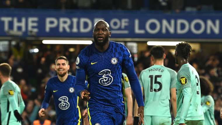 El delanero belga del Chelsea Romelu Lukaku celebra su anotación al Brighton and Hove Albion en Stamford Bridge. (Foto Prensa Libre: AFP)