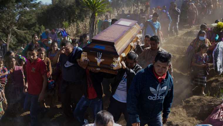 Sepelio de un migrante fallecido originariod de Santa Apolonia, Chimaltenango. El joven de 25 años murió en el accidente de Chiapas, México, en diciembre pasado. (Foto Prensa Libre: AFP)