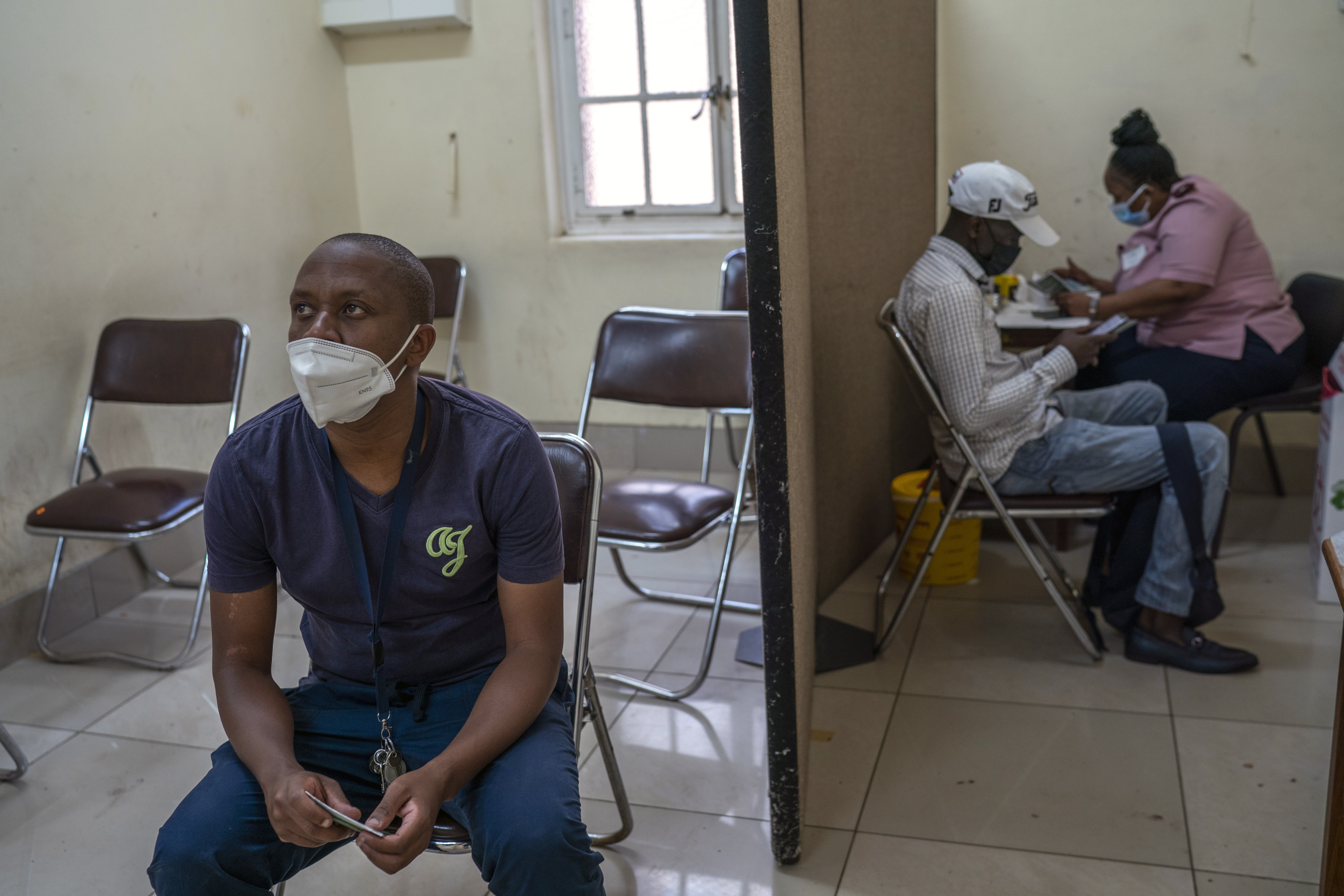 Un hombre espera para recibir una dosis de la vacuna contra la COVID-19 en Johannesburgo, Sudáfrica, el martes 30 de noviembre de 2021. (Joao Silva/The New York Times)