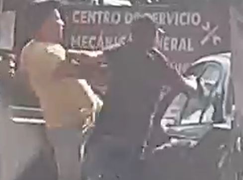 Tres personas agreden a un conductor en medio del tránsito en Boca del Monte. (Foto Prensa Libre: Tomada de video de Informativo Boca del Monte)