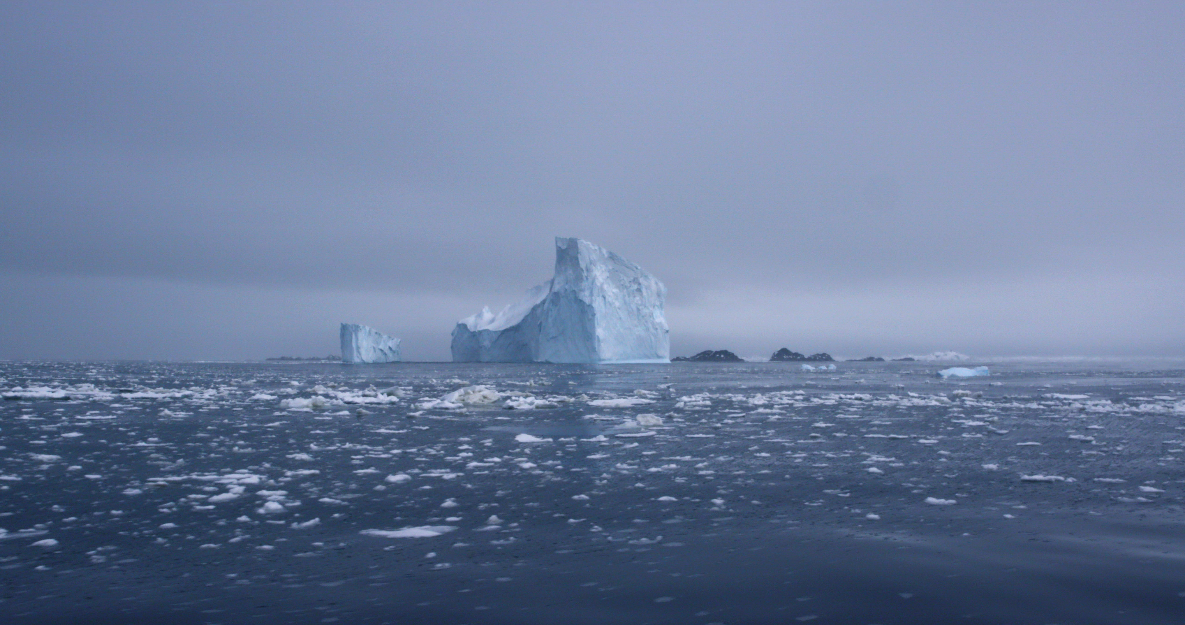 Icebergs en las aguas del océano Austral, cerca de la Antártida. (Stash Wislocki vía The New York Times).