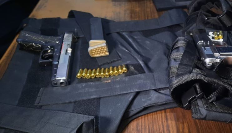 Armas y municiones decomisadas a presuntos delincuentes en Villa Nueva. (Foto Prensa Libre: PNC) 