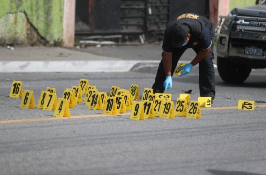 MP trabaja en el descenso del bulevar Las Buganvilias y 25 calle de la zona 6 donde hubo un ataque armado. (Foto Prensa Libre: Juan Diego González)