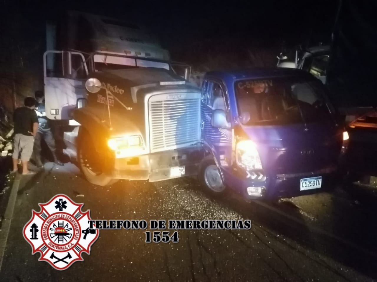 Los Bomberos Municipales Departamentales reportaron varias emergencias en carreteras del país por accidentes de tránsito. (Foto Prensa Libre: CBMD)
