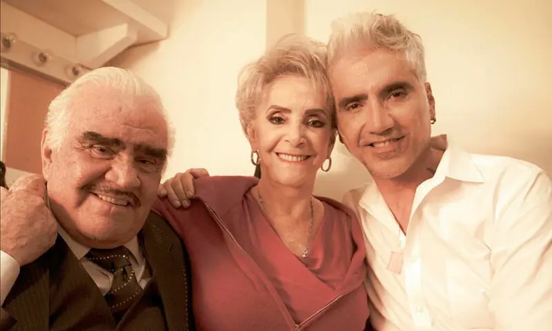 Alejandro Fernández y sus padres. 
(Foto: Instagram Alejandro Fernández)