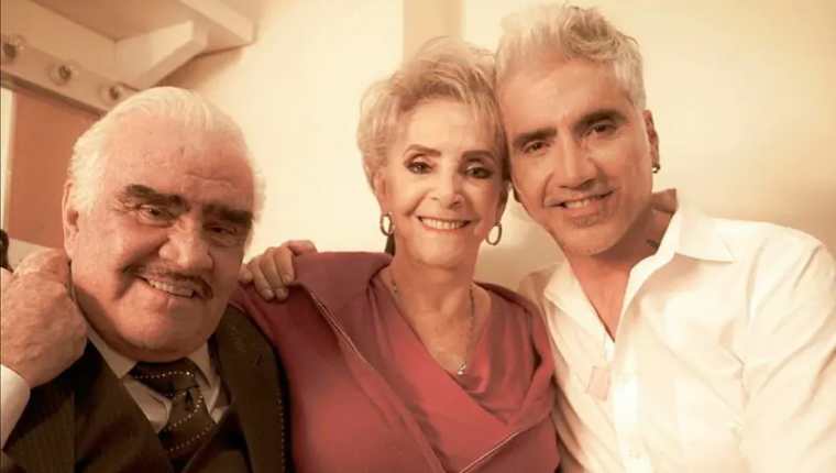 Alejandro Fernández y sus padres. 
(Foto: Instagram Alejandro Fernández)