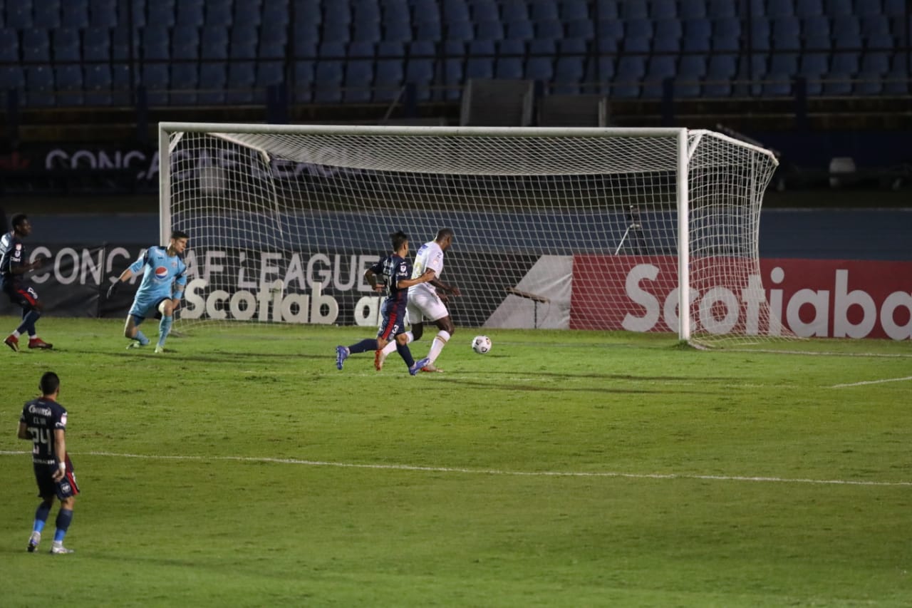 Juan Anangonó anota uno de sus tres tantos en la final de la Liga Concacaf. (Foto Prensa Libre: Érick Ávila)
