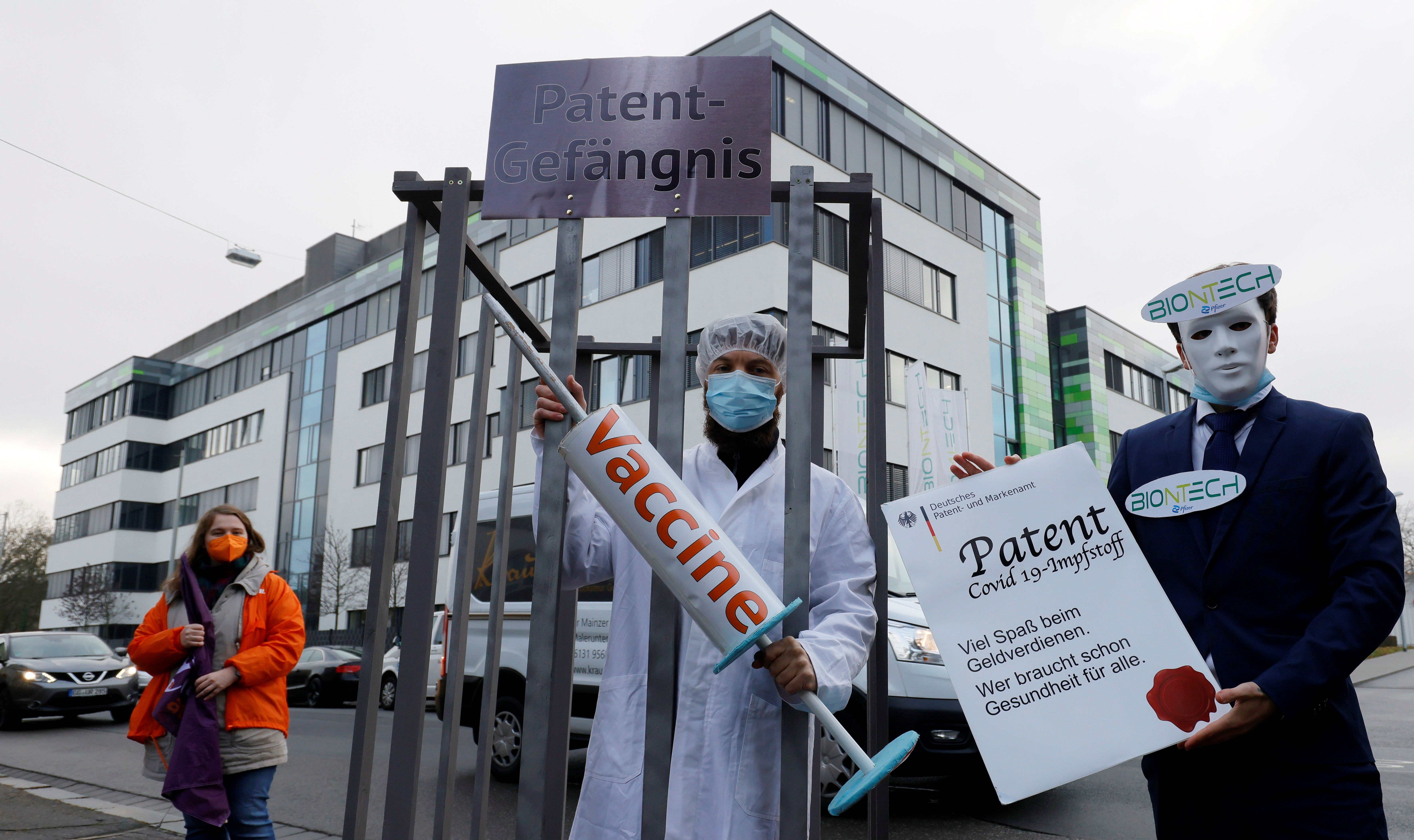 Mainz (Germany), 13/12/2021.- Members of the Attac organization protest in front of the Biontech headquarters in Mainz, Germany, 13 December 2021. In a protest dubbed 'Vaccines for Everyone' activists from the Attac organization demand the lifting of the patent restrictions on the COVID-19 vaccine. (Protestas, Alemania) EFE/EPA/RONALD WITTEK