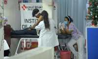 Los heridos en el accidente de un tráiler en Chiapas se recuperan en hospitales locales, mientras parientes de los fallecidos los buscan de manera desesperada. (Foto Prensa Libre: EFE)