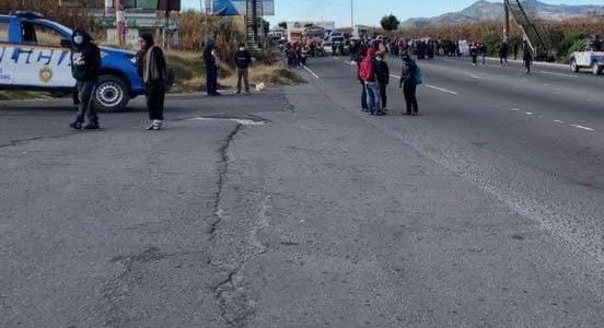 Pobladores de Santa Catarina Ixtahuacán, Sololá, impiden el paso en el km 171 de la ruta Interamericana. (Foto Prensa Libre: PNC)