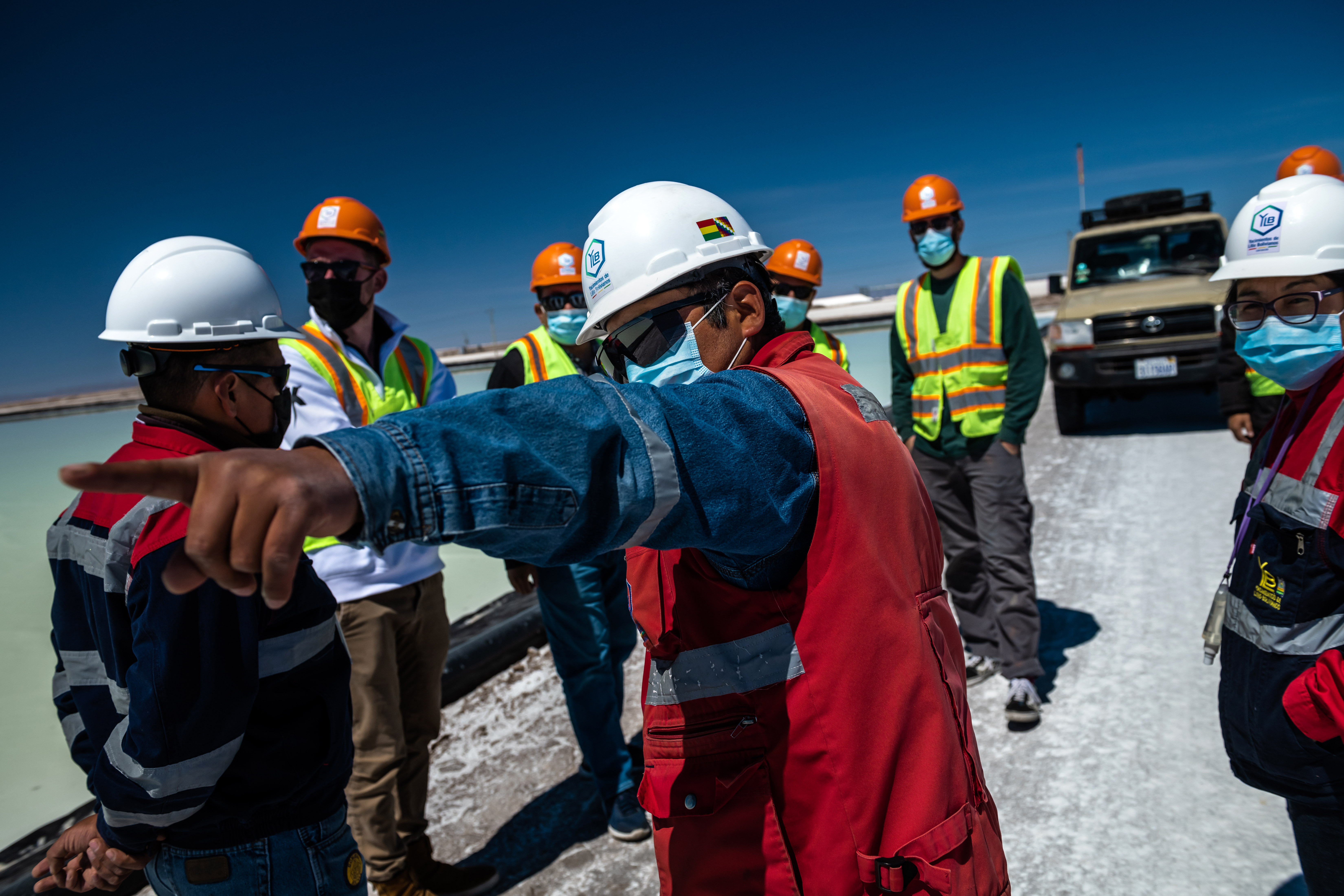Equipo de la empresa con sede en Texas EnergyX es conducido en un recorrido por las salinas en Salad de Uyuni por trabajadores de la compañía estatal de litio el 2 de septiembre de 2021. Bolivia tiene una cuarta parte del litio conocido en el mundo. (Foto Prensa Libre: Meridith Kohut / The New York Times)