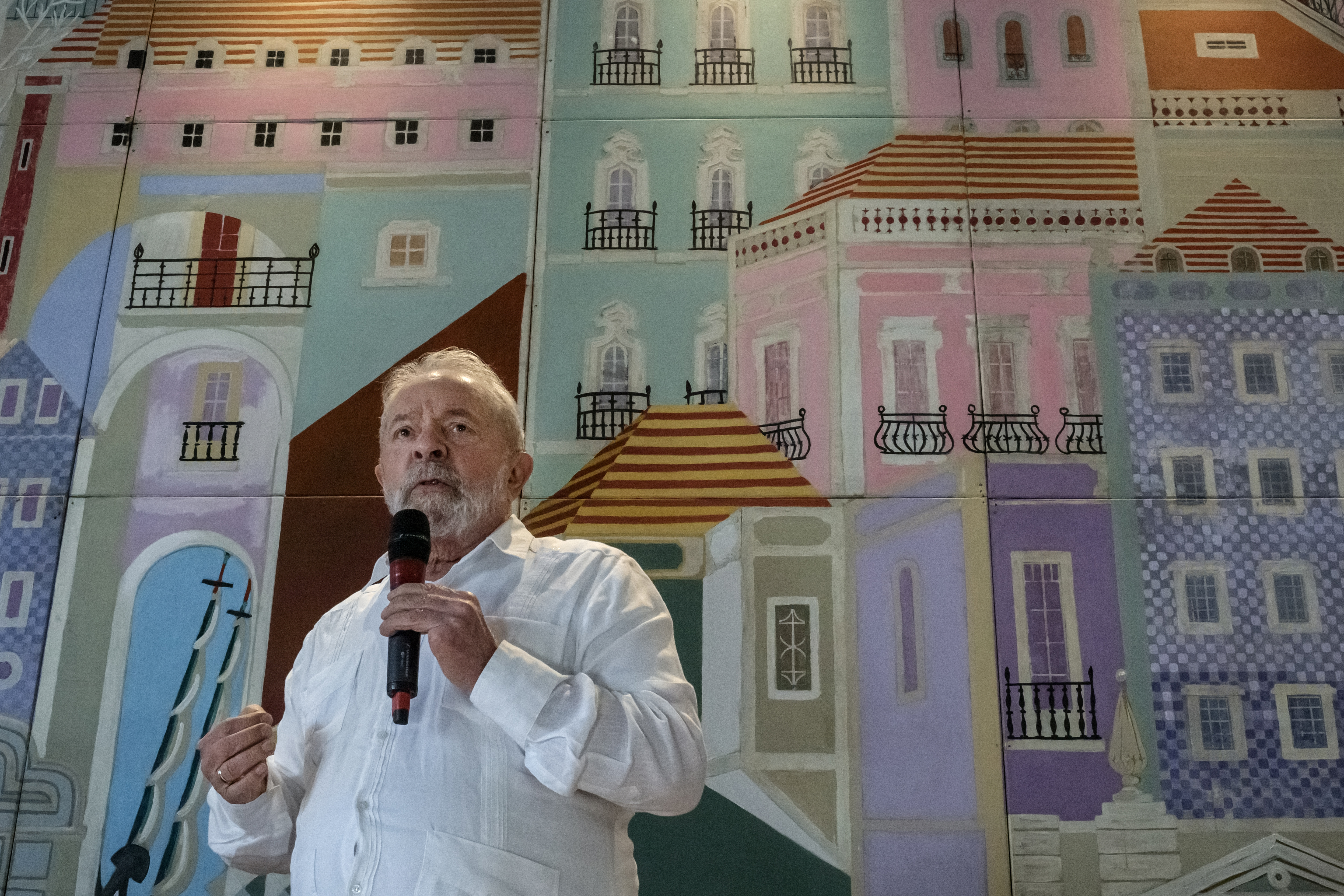 Foto de archivo de Luiz Inácio Lula da Silva, expresidente de Brasil, mientras habla con funcionarios culturales en Sao Paulo, 10 de julio de 2021. (Foto Prensa Libre: Mauricio Lima/The New York Times) 

