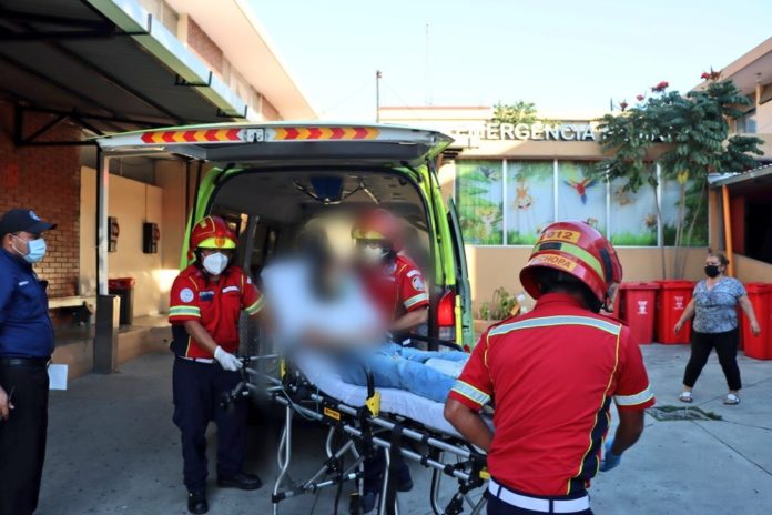El estado de salud de la niña que fue herida por un proyectil de arma de fuego en el abdomen es delicado. (Foto Prensa Libre: Bomberos Municipales)
