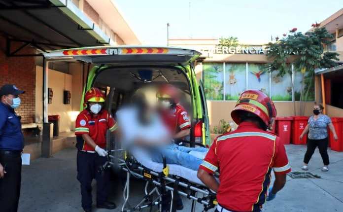 El estado de salud de la niña que fue herida por un proyectil de arma de fuego en el abdomen es delicado. (Foto Prensa Libre: Bomberos Municipales)