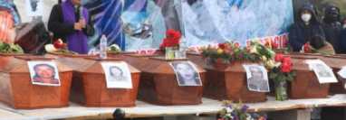 Víctimas de masacre en Sata Catarina Ixtahuacán fueron llevadas a la ruta Interamericana para una homenaje. (Foto Prensa Libre: Elmer Vargas)