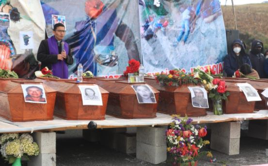 Víctimas de masacre en Sata Catarina Ixtahuacán fueron llevadas a la ruta Interamericana para una homenaje. (Foto Prensa Libre: Elmer Vargas)