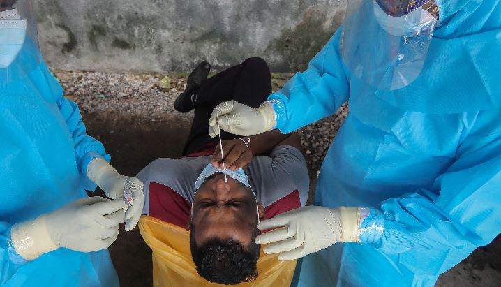 El mundo se mantiene en alerta por la variante ómicron del covi-19. (Foto Prensa Libre: EFE)