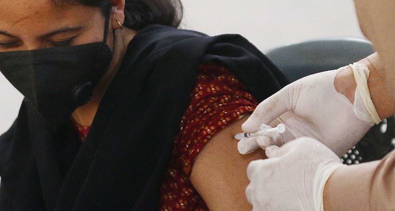 La vacunación avanza en el mundo en medio de la amenaza de la variante ómicron del covid-19. (Foto Prensa Libre: EFE)