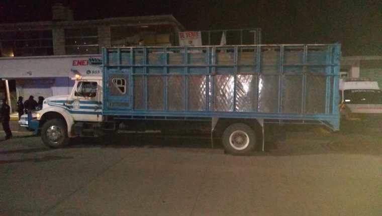 Un grupo de más de cien migrantes guatemaltecos viajaba hacia EE. UU. hacinado en un camión y fue interceptado por autoridades en México. (Foto Prensa Libre: INM)