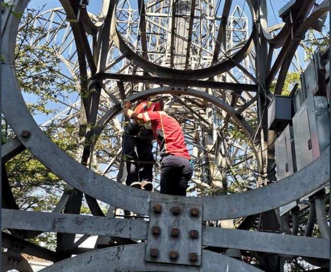 Un hombre escaló una parte de la Torre del Reformador, en la zona 9 de la capital, y fue rescatado por los Bomberos Municipales. (Foto Prensa Libre: CBM)