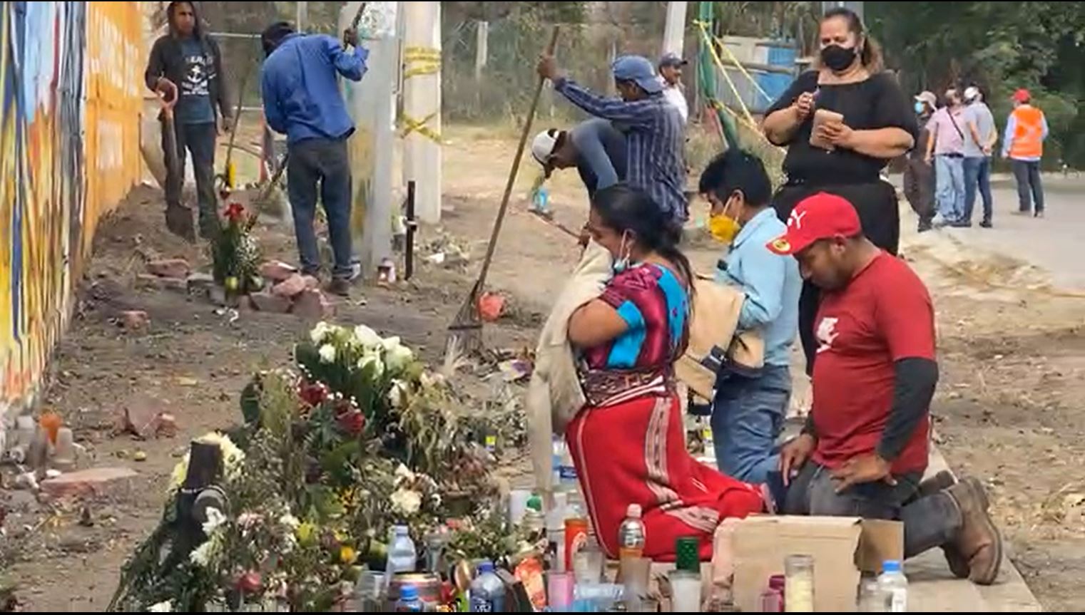 Guatemaltecos rezan en el lugar de la tragedia que cobró la vida de 56 migrantes, en Chiapas, México, hasta donde han llegado en busca de sus familiares. (Foto Prensa Libre: Captura de pantalla Facebook César Cancino)   