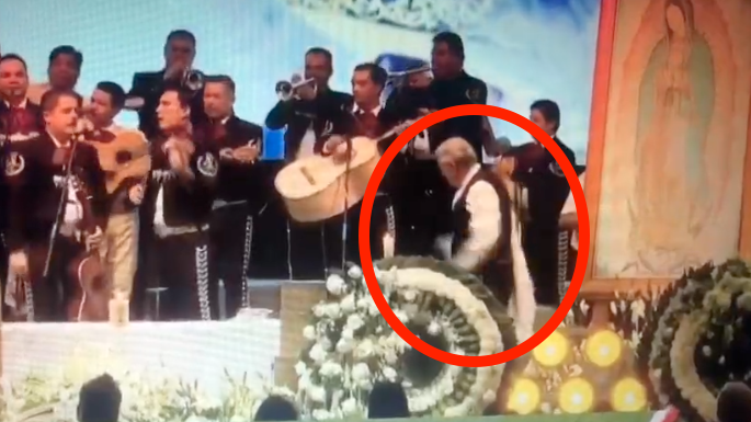 Este es el momento en el que el sacerdote cambia la sotana por un traje de charro mexicano. (Foto captura de pantalla video Twitter/Lo+viral). 