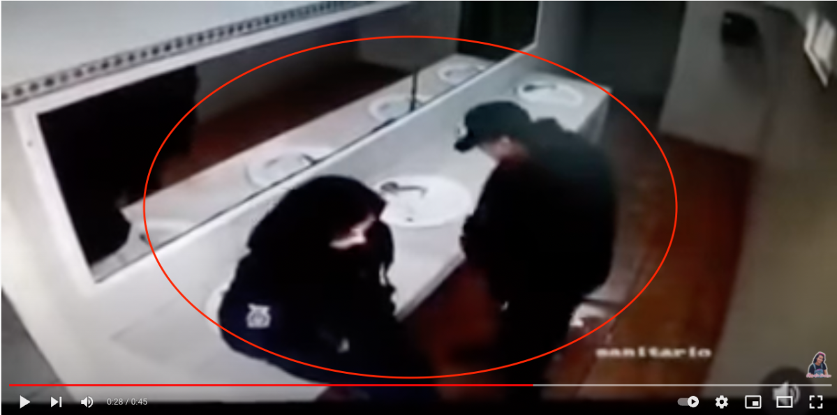 Pareja de policías mexicanos son captados en el baño en bochornoso momento