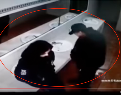 Pareja de policías mexicanos son captados en el baño en bochornoso momento