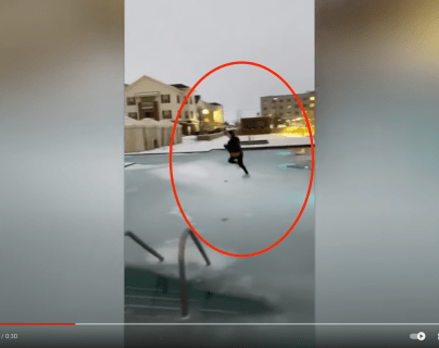 Video: Reto viral termina mal para joven que intentaba cruzar una piscina congelada en Texas, EE. UU.