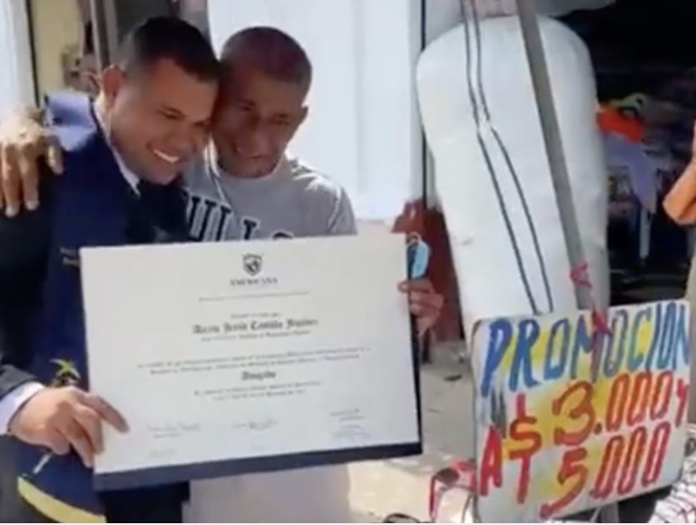 Alexis llevó su título de abogado al puesto de venta de lentes de su padre. (Foto captura de pantalla Twitter/@AlexisKillero). 