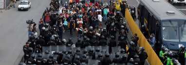 Una caravana de migrantes se encuentra con agentes policiales en una de las entradas de la Ciudad de México. (Foto Prensa Libre: EFE)