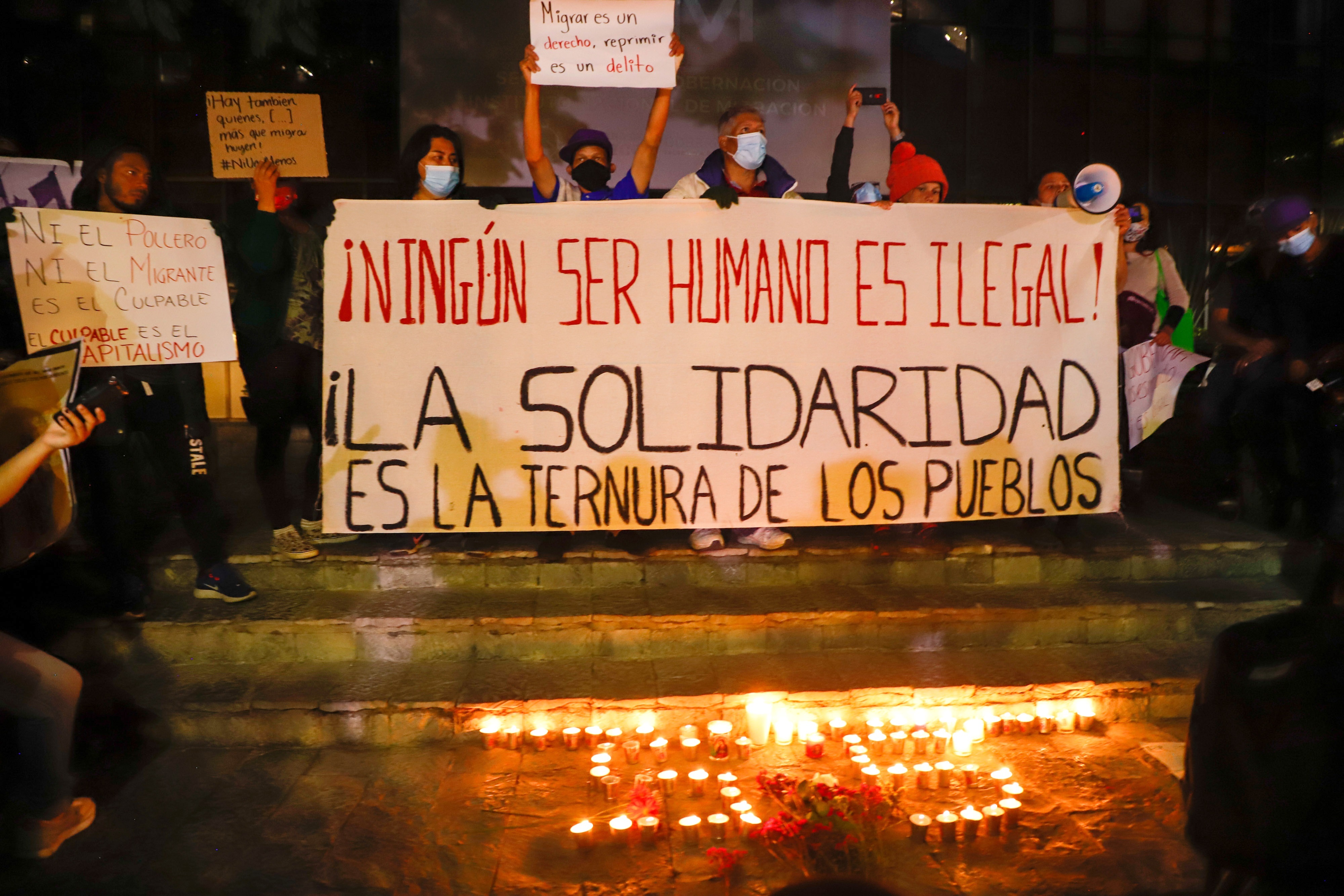 Más de 50 migrantes de origen guatemalteco, mexicano, hondureño y dominicano murieron en un choque de un tráiler en Chiapas, México, el 9 de diciembre de 2021. (Foto Prensa Libre: EFE)