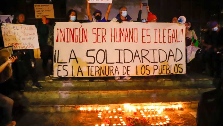 Más de 50 migrantes de origen guatemalteco, mexicano, hondureño y dominicano murieron en un choque de un tráiler en Chiapas, México, el 9 de diciembre de 2021. (Foto Prensa Libre: EFE)