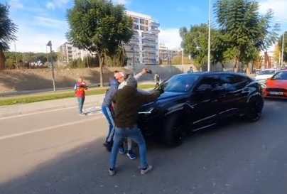 Así fue el enojo de Samuel Umtiti del FC Barcelona después de que un aficionado se montó sobre el capó de su carro