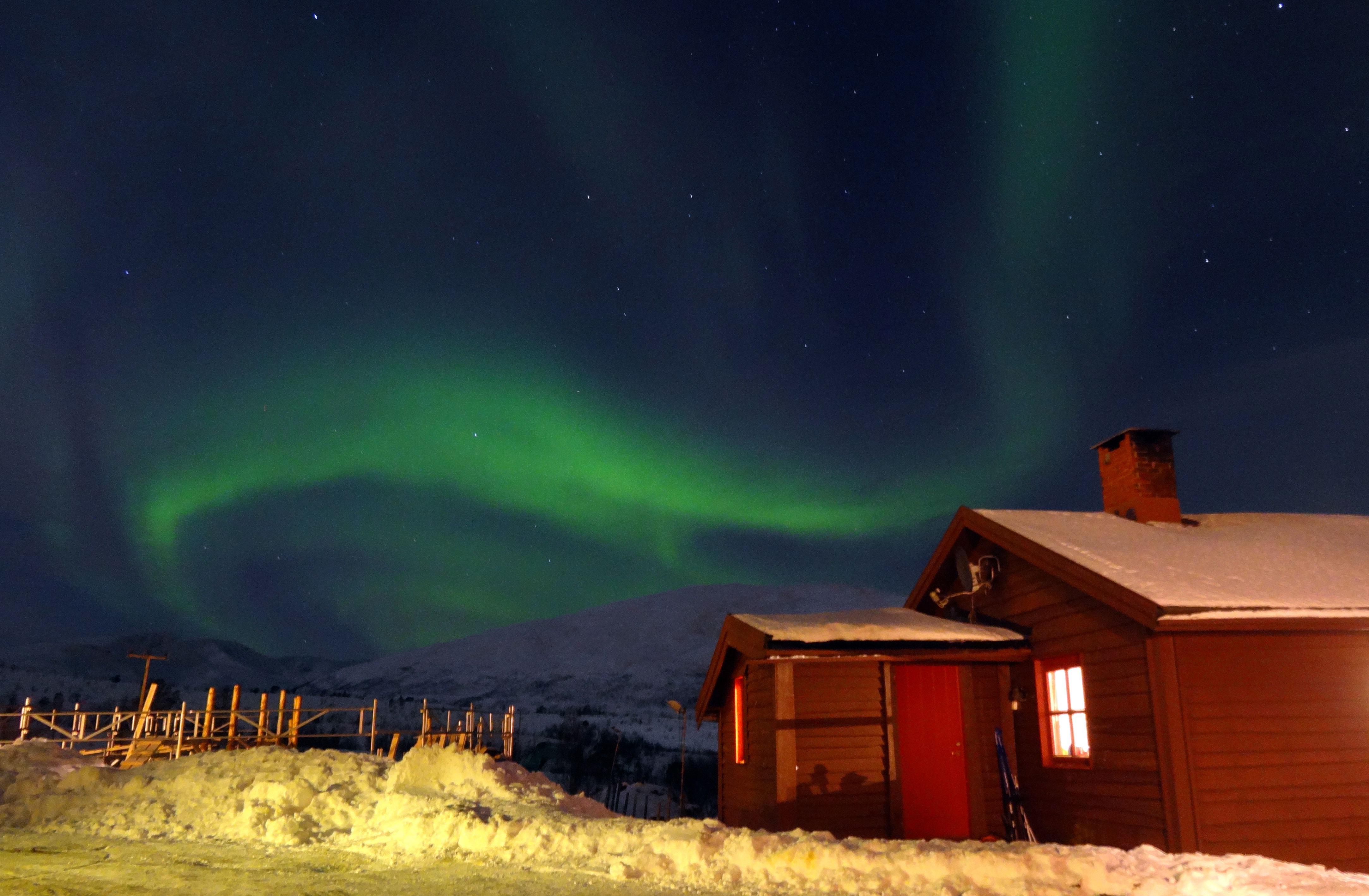 ARCHIVO - Aurora boreal sobre Tromsö, en Noruega. En los países escandinavos son relativamente frecuentes estos fenómenos, sobre todo entre septiembre y marzo. Foto: Andrea Warnecke/dpa